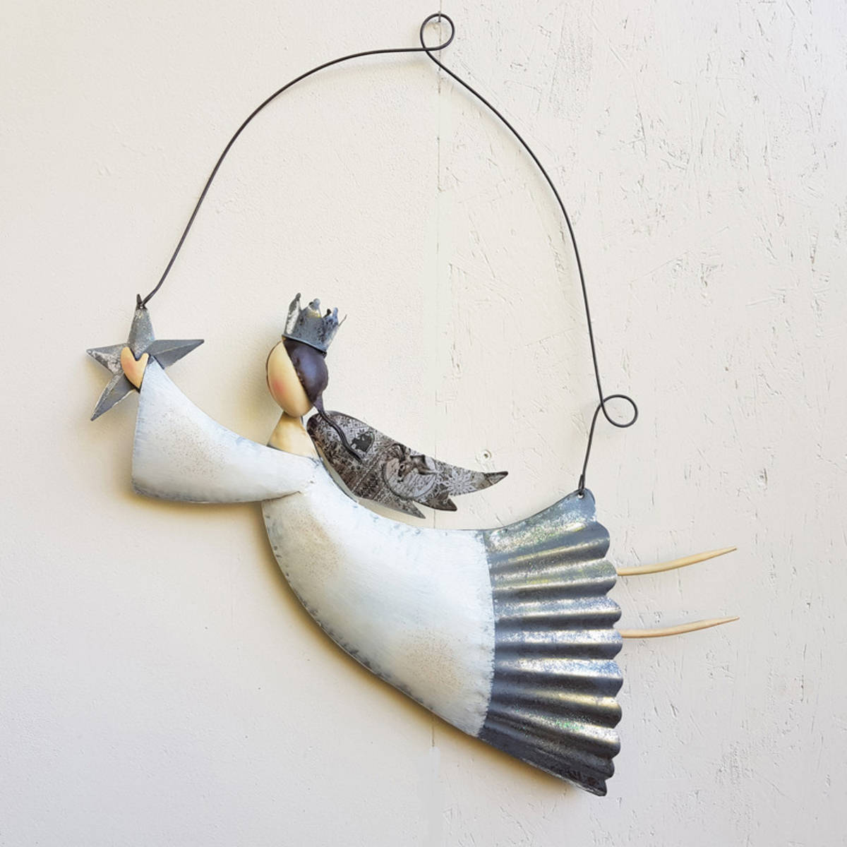 Engel aus Metall zum Aufhängen, Länge 68cm