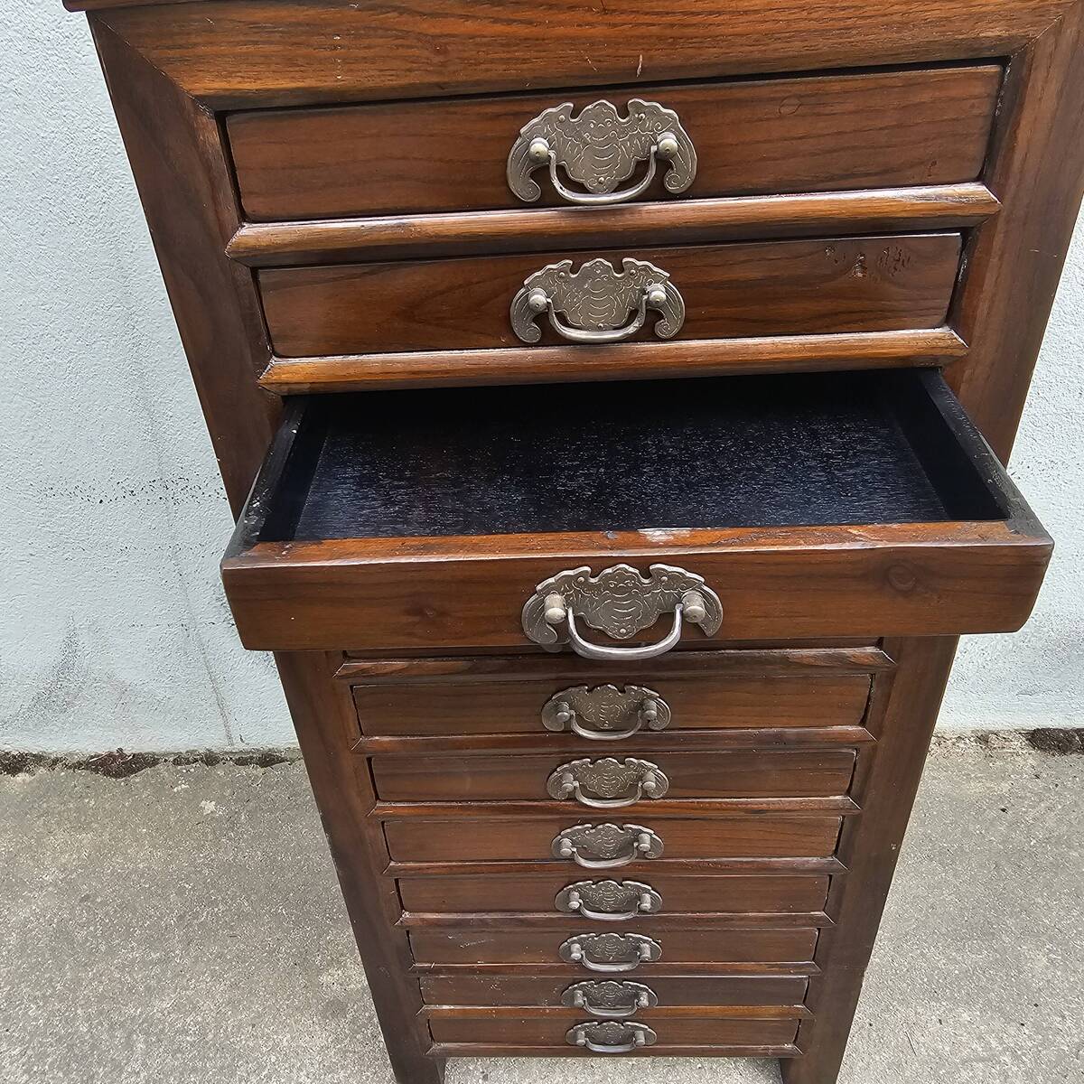 Commode à tiroirs multiples, typique de la Chine, Attention : cette commode a un petit défaut, une petite fente sur le côté ( voir photo )