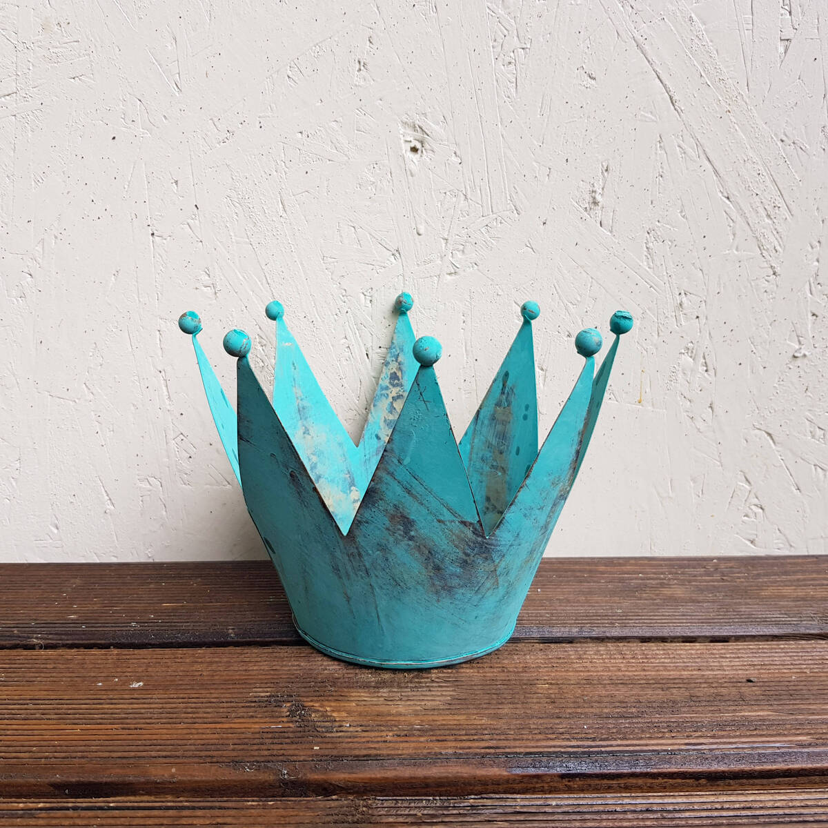 Couronne en métal peint