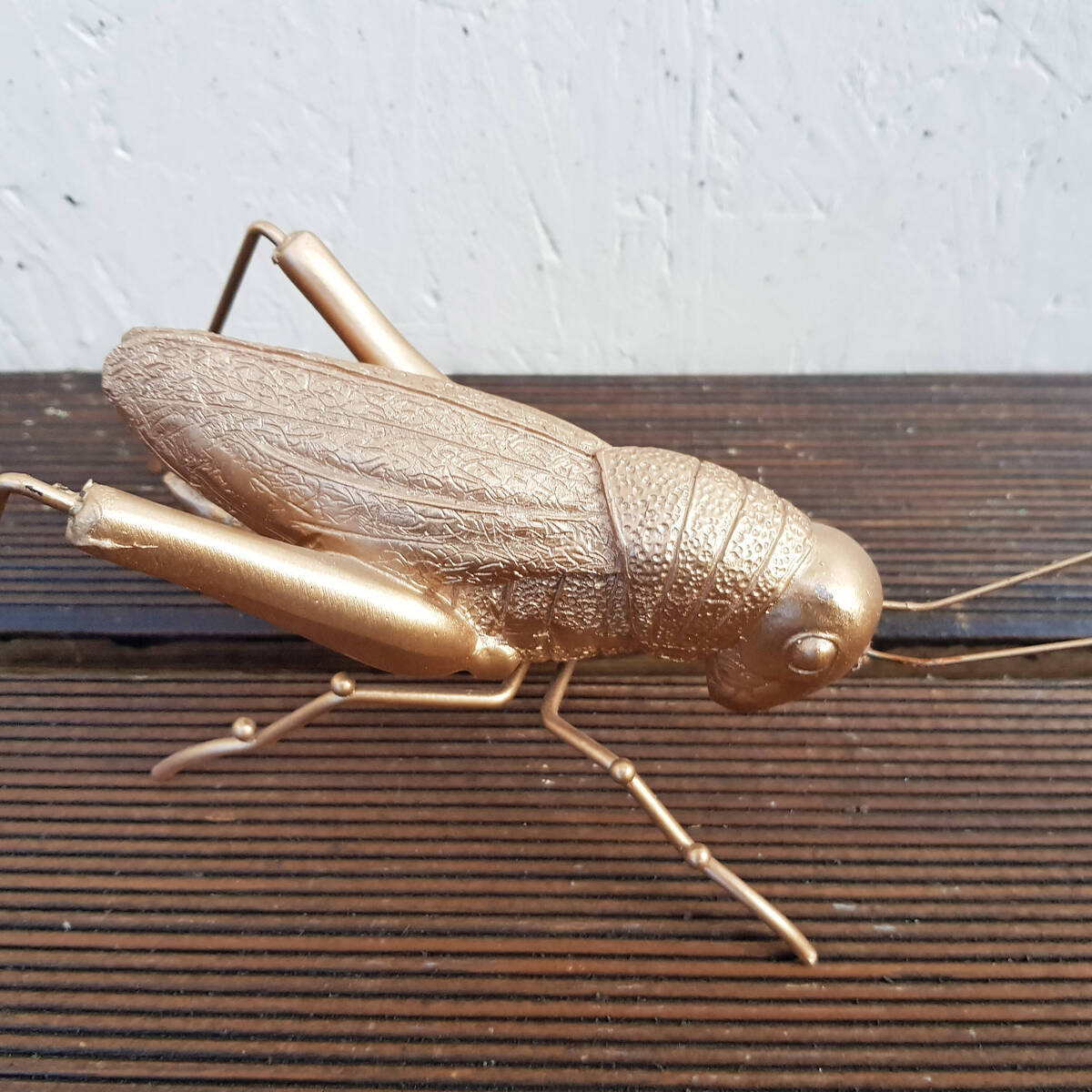 Grillon en résine, colori or, longueur 22cm