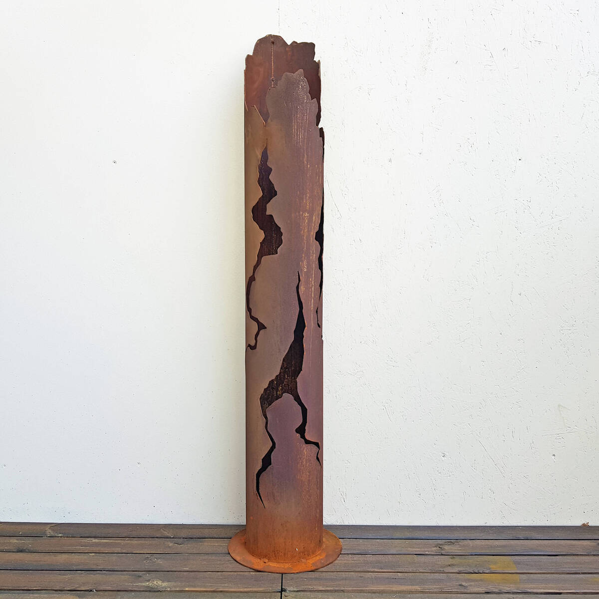 Colonne en fer rouillé, avec ouvertures, H. 150 cm