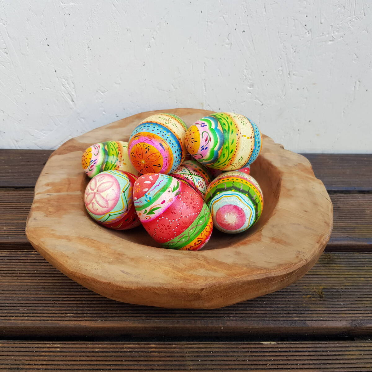 Oeuf en bois peint, hauteur 12cm