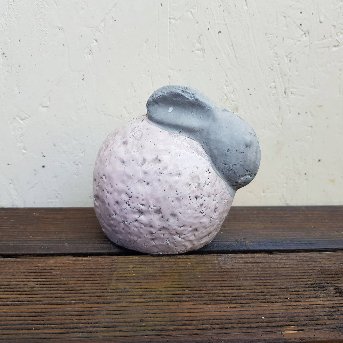 Hase aus Steingut, rose, 11 x 11cm