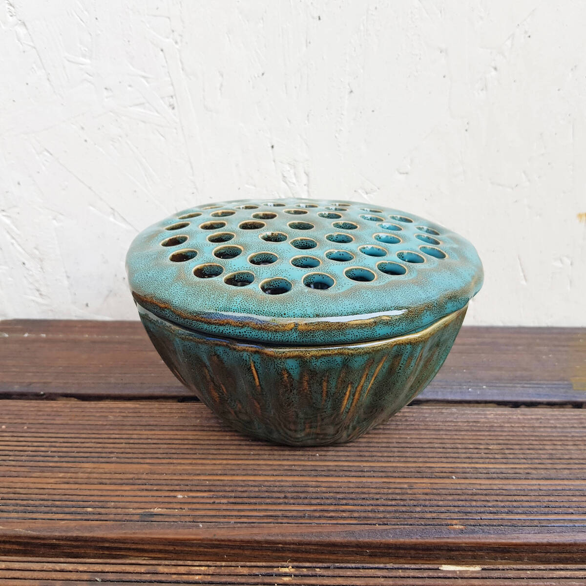 Lotus aus Steingut, 15 x 15cm