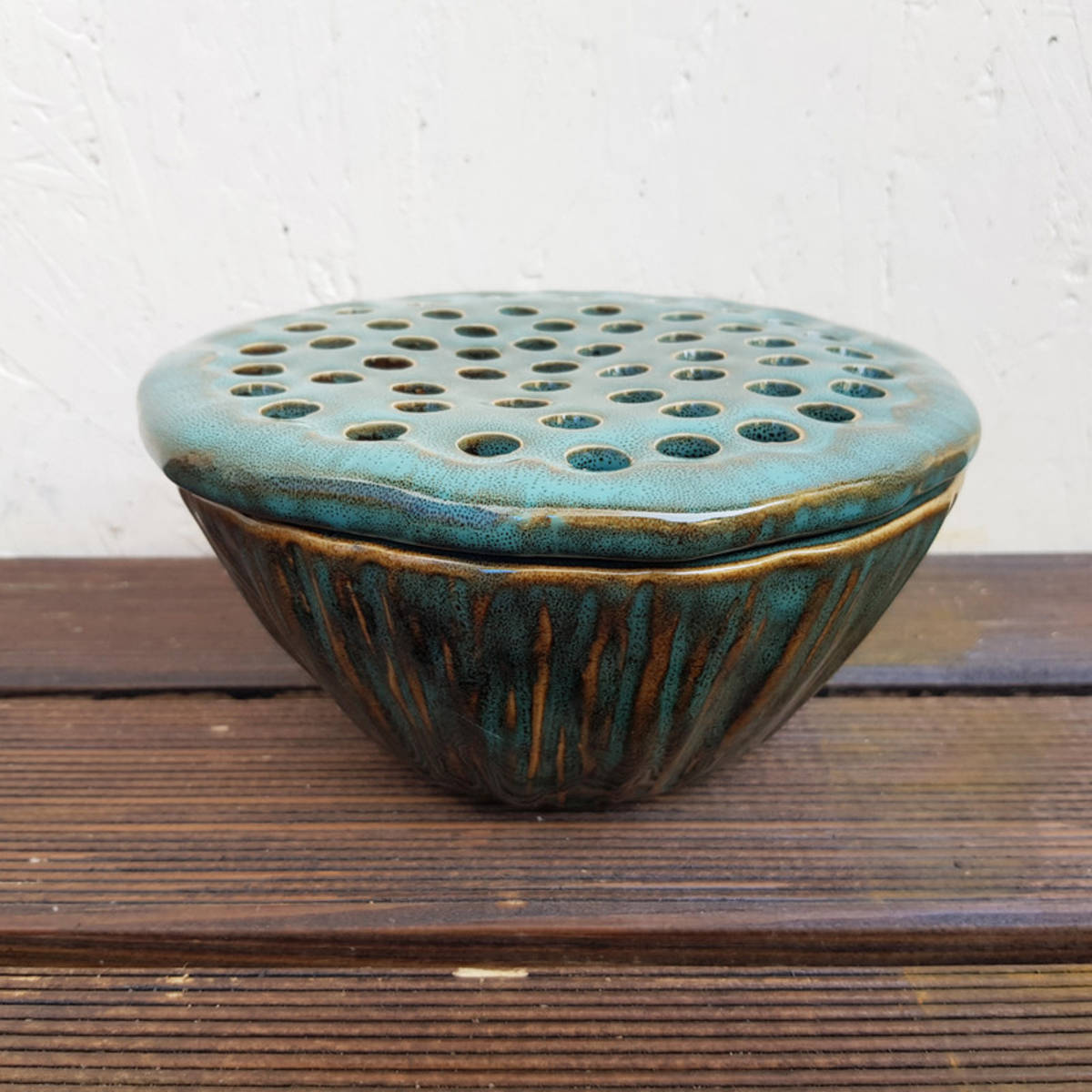 Lotus aus Steingut, 18 x 18cm