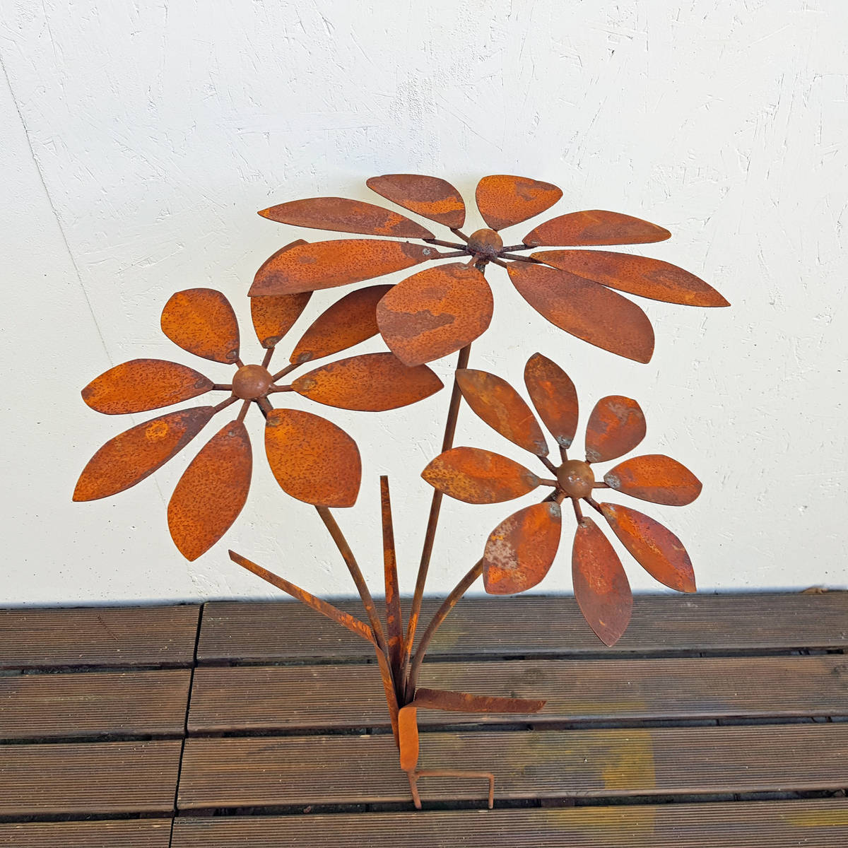 Fleurs en fer rouillé, 3 fleurs, H. 75 cm 