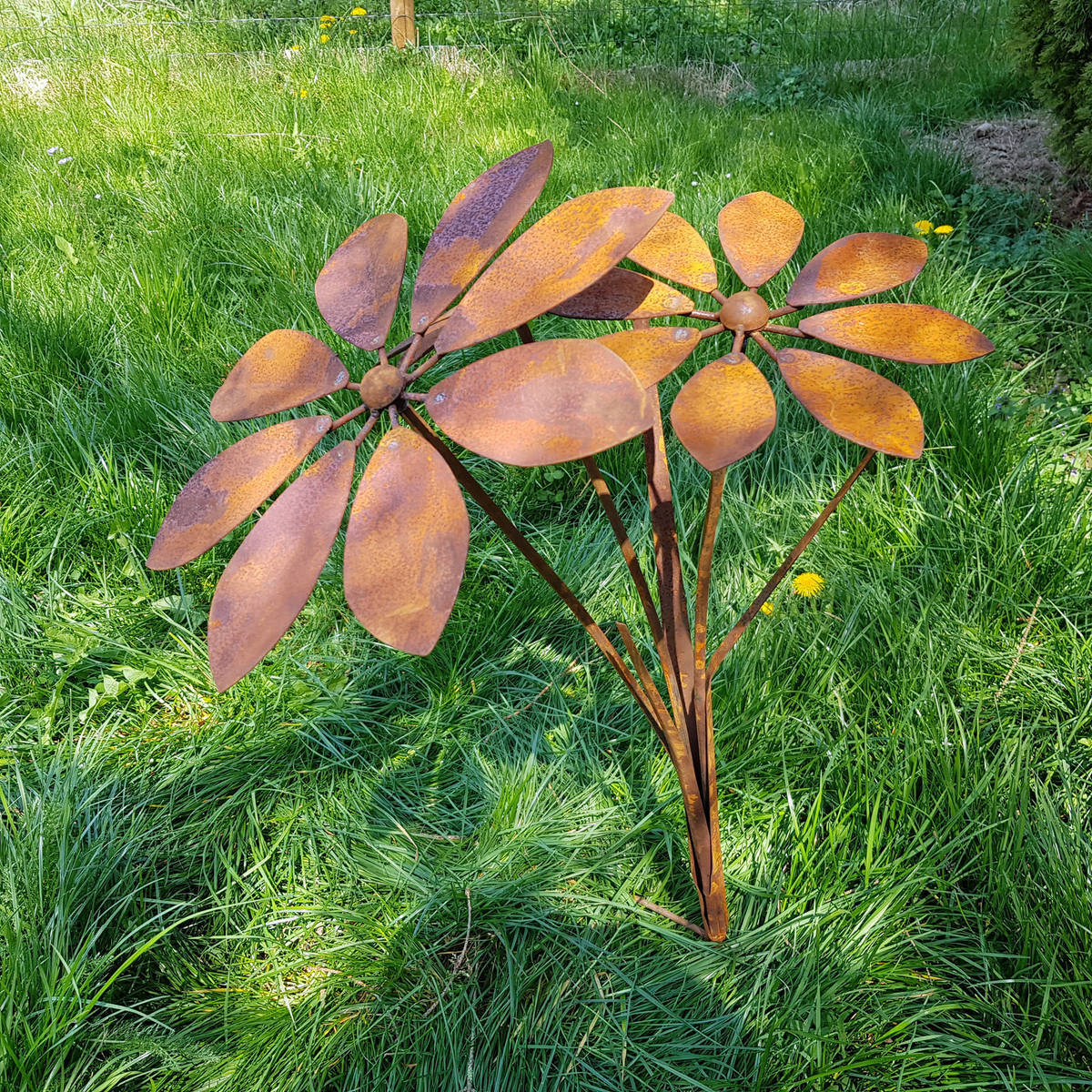 Fleurs en fer rouillé, 3 fleurs, H. 75 cm 