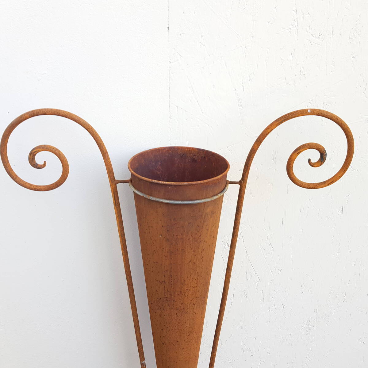 Vase en fer rouillé, avec support, 140 cm 