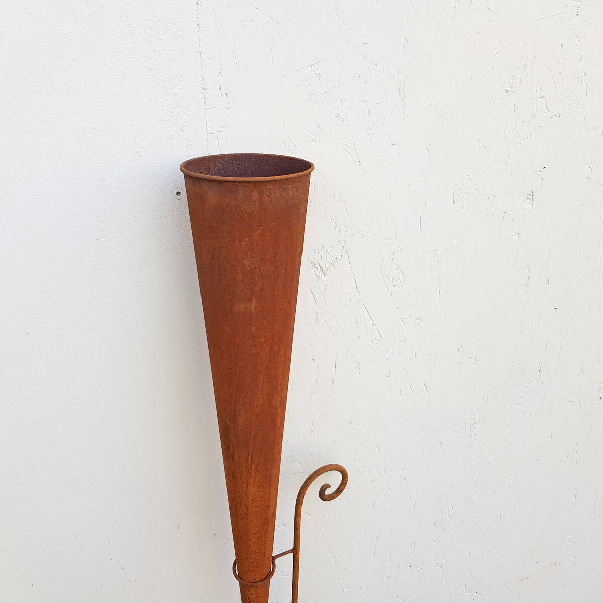 Pflanztüte aus Rosteisen m. Halter, H. 140cm