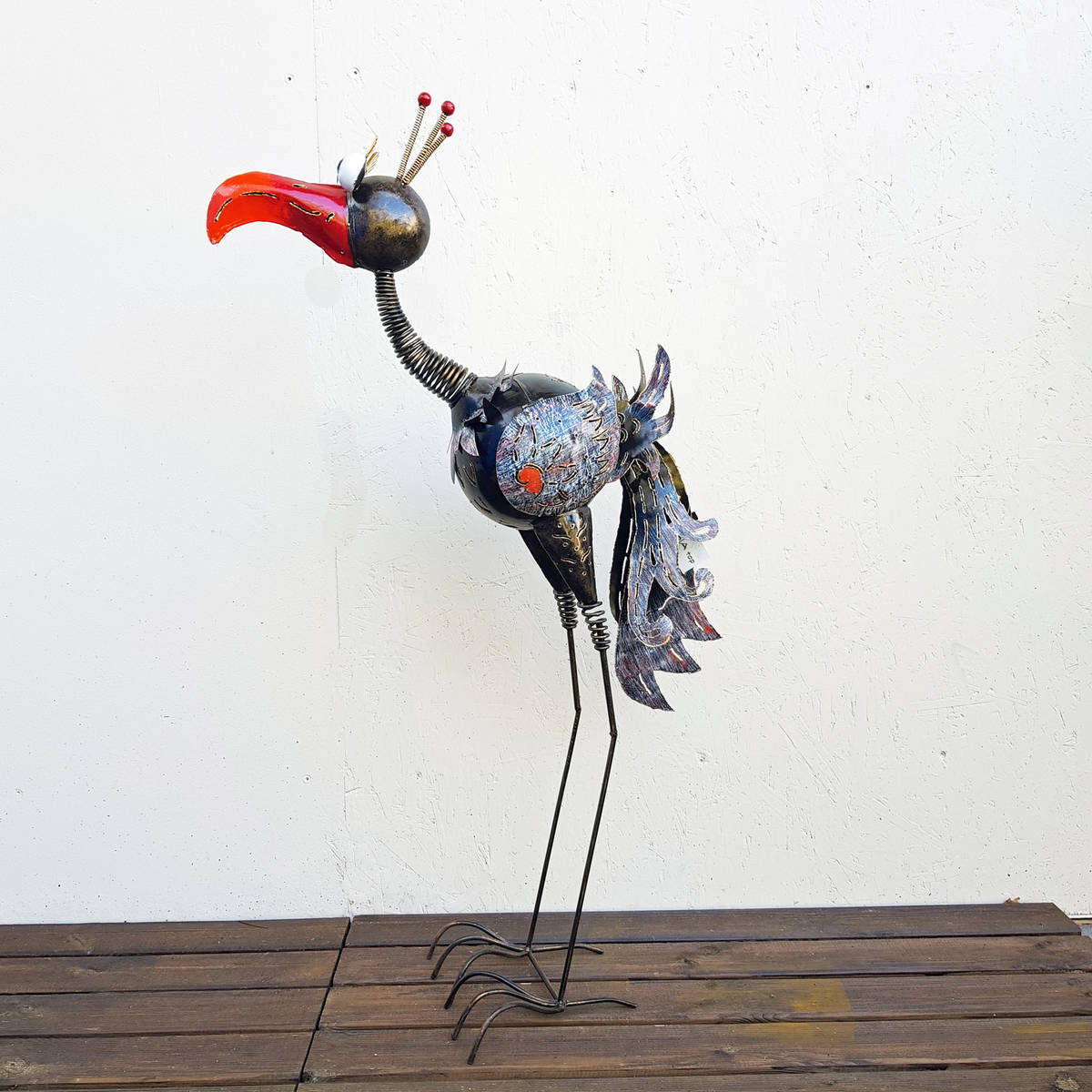 Oiseau en métal peint, hauteur 112cm 