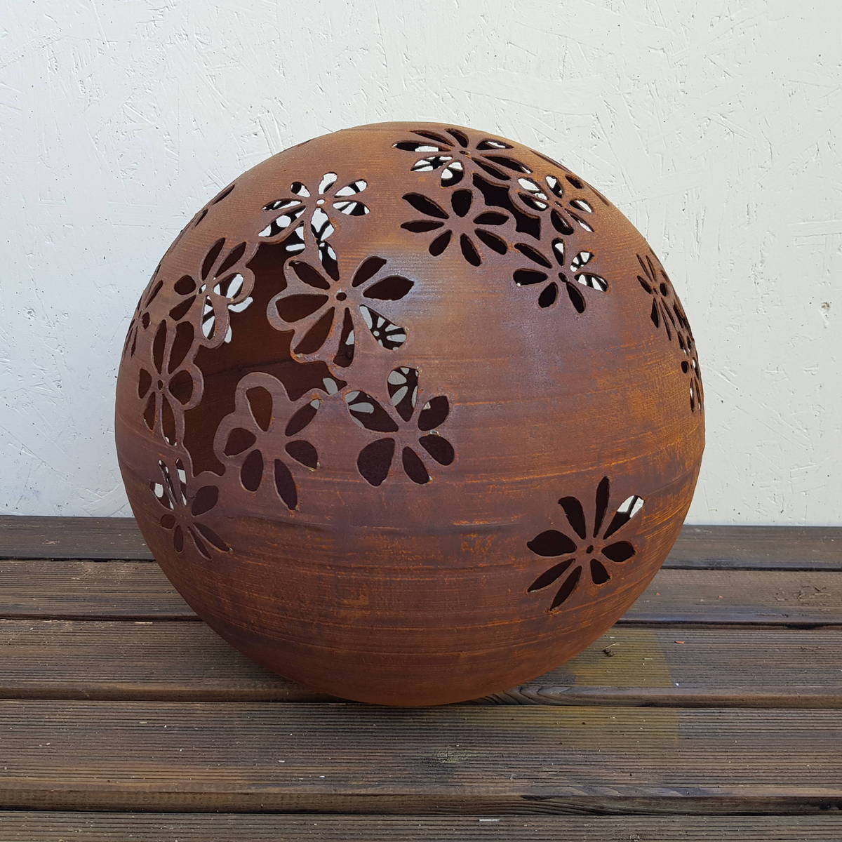 Kugel mit Blumenmotiv aus Rosteisen, Ø 50cm