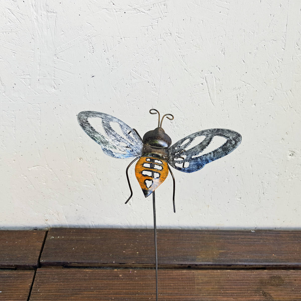Abeille sur tige, en métal peint, hauteur 47cm