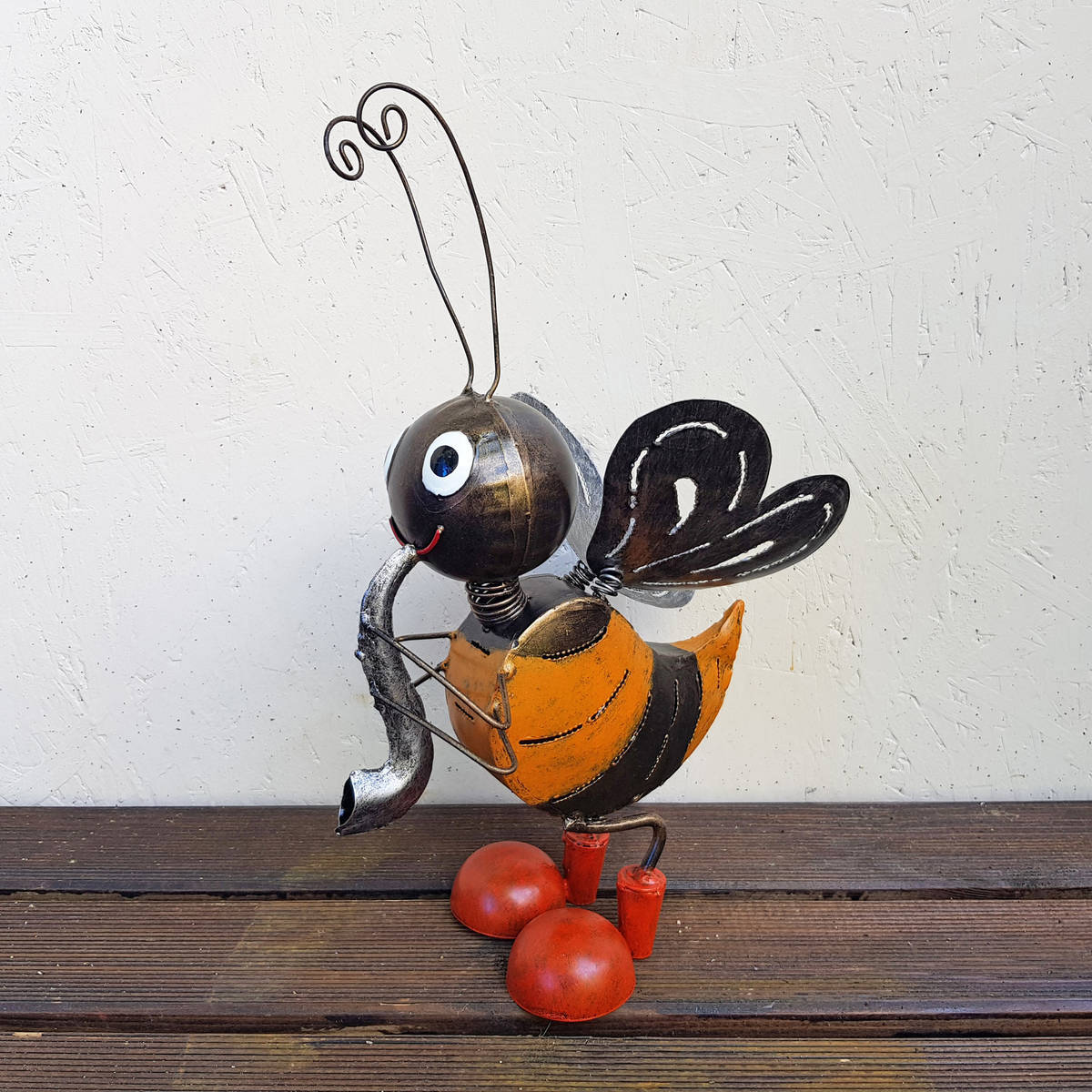 Abeille avec saxophone, en métal peint, H. 36cm