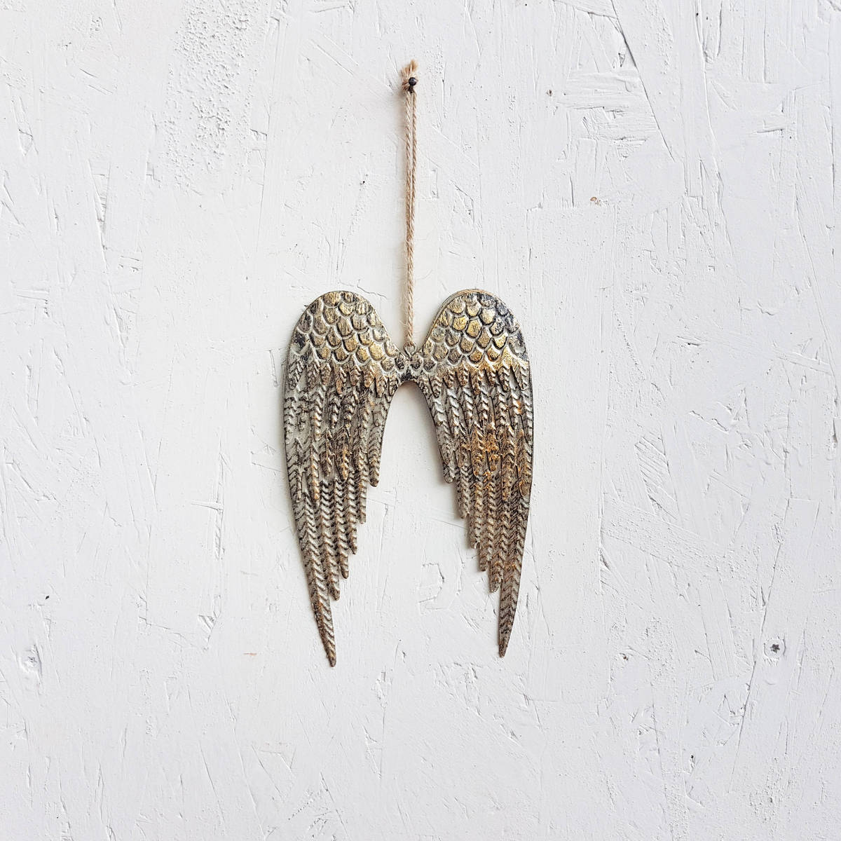 Flügel aus Metall, gold antik