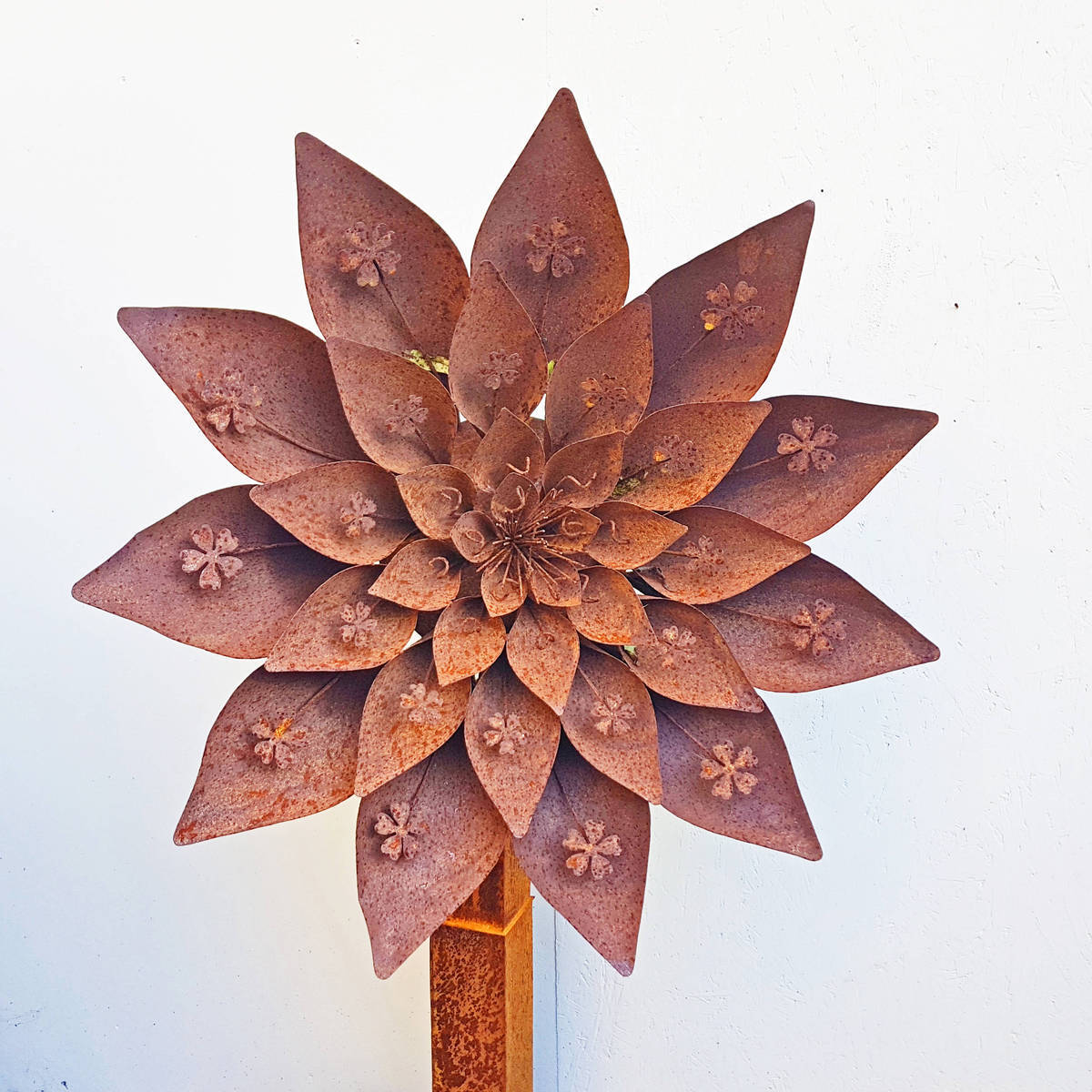 Blume aus Rosteisen auf Stab, H. 170cm