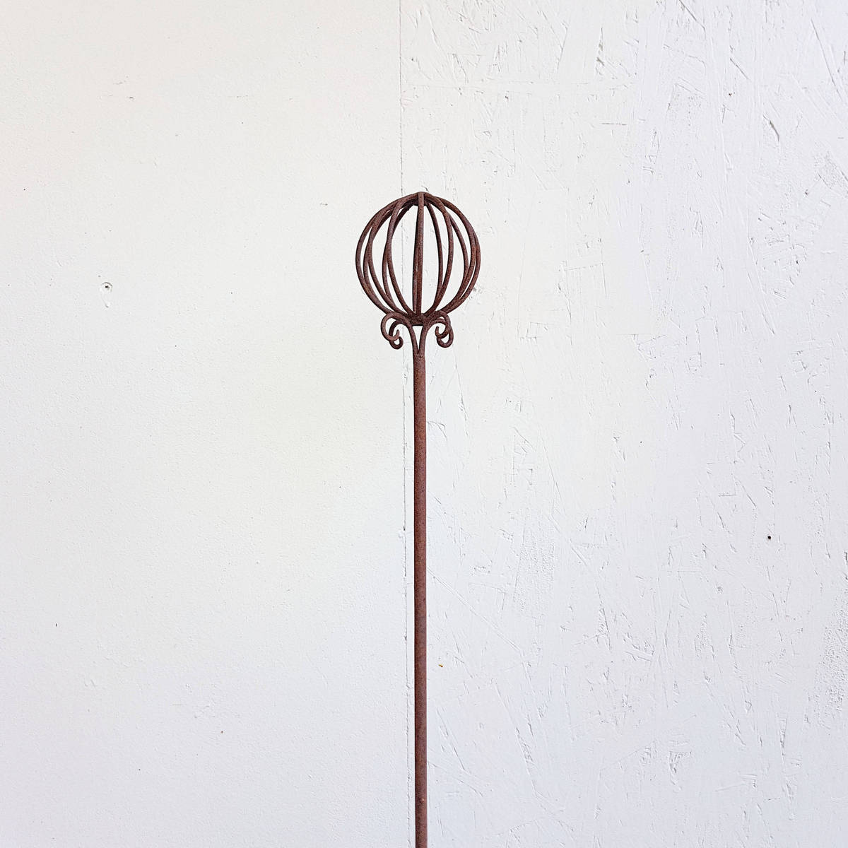 Déco sur tige, en fer rouillé. H. 180cm