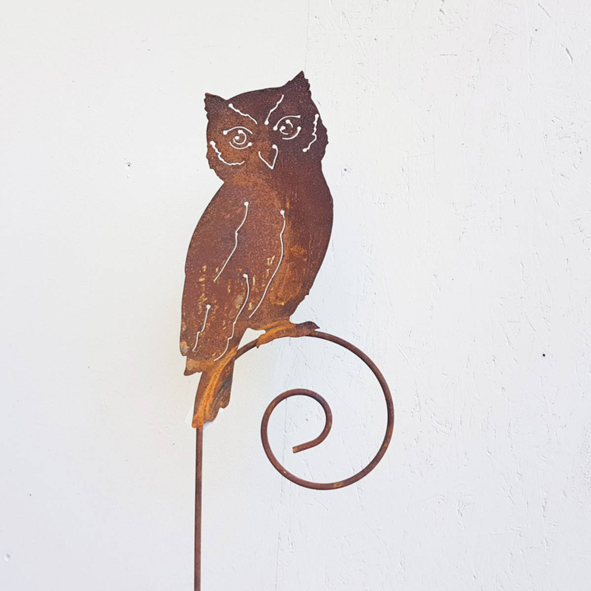 Hibou en fer rouillé, sur tige, H. 150cm 