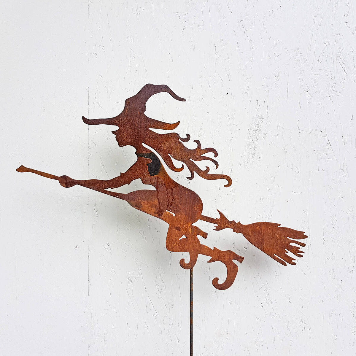 Sorcière en fer rouillé, sur tige, H. 170cm