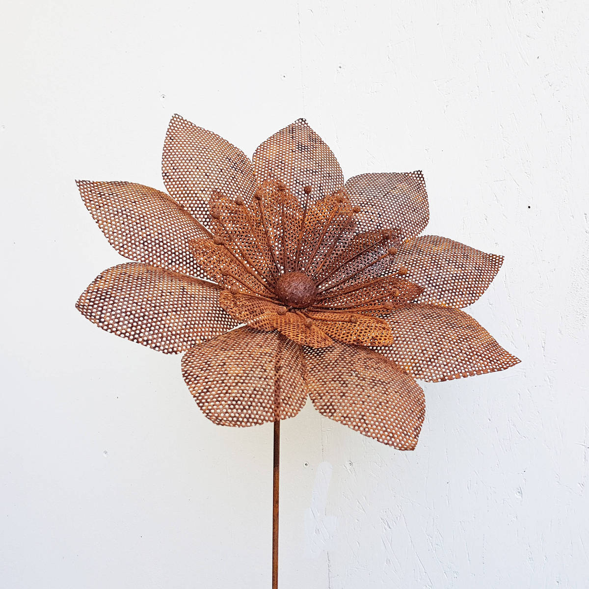 Fleur sur tige, en fer rouillé H. 140cm