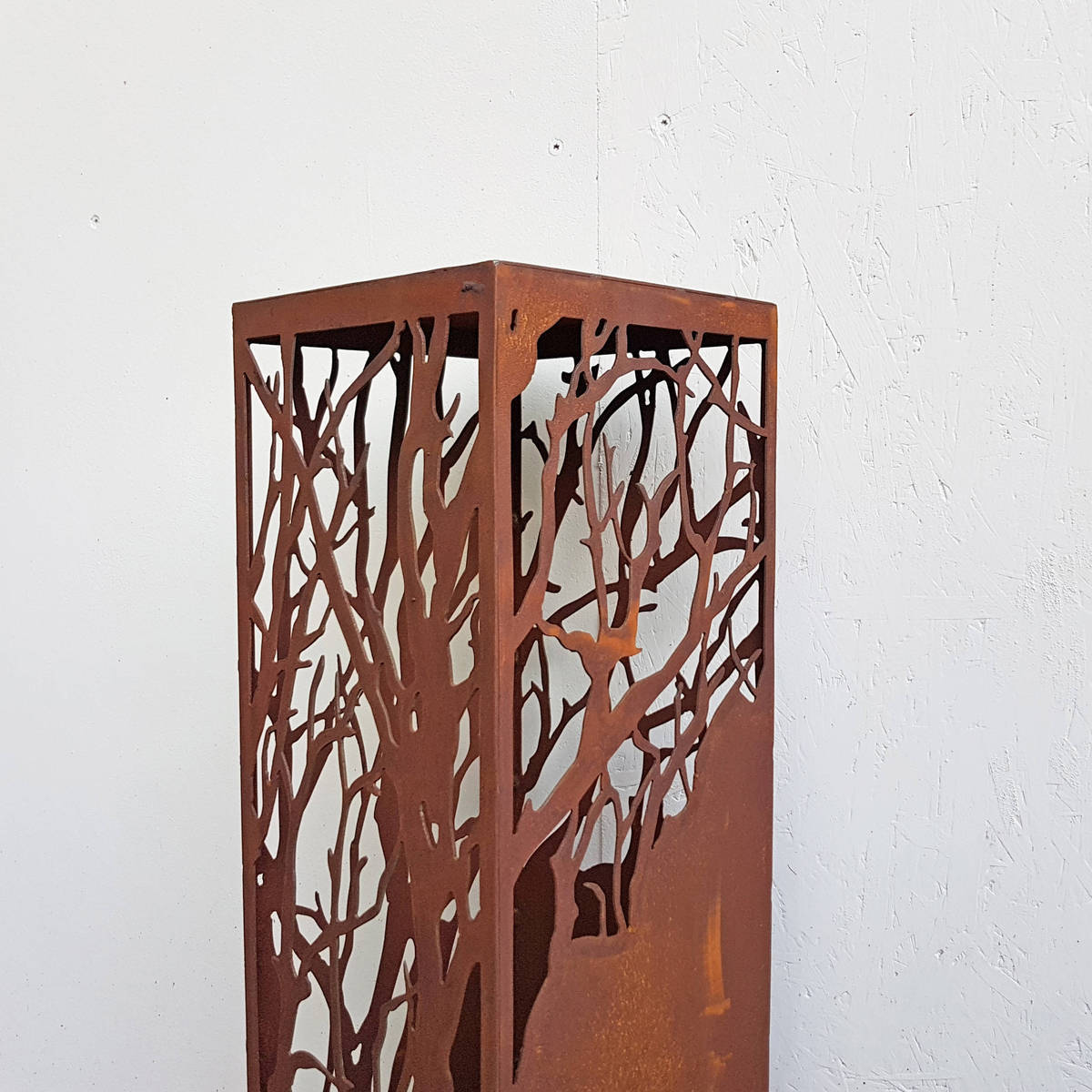 Colonne en fer rouillé, découpé finement, H. 145cm 