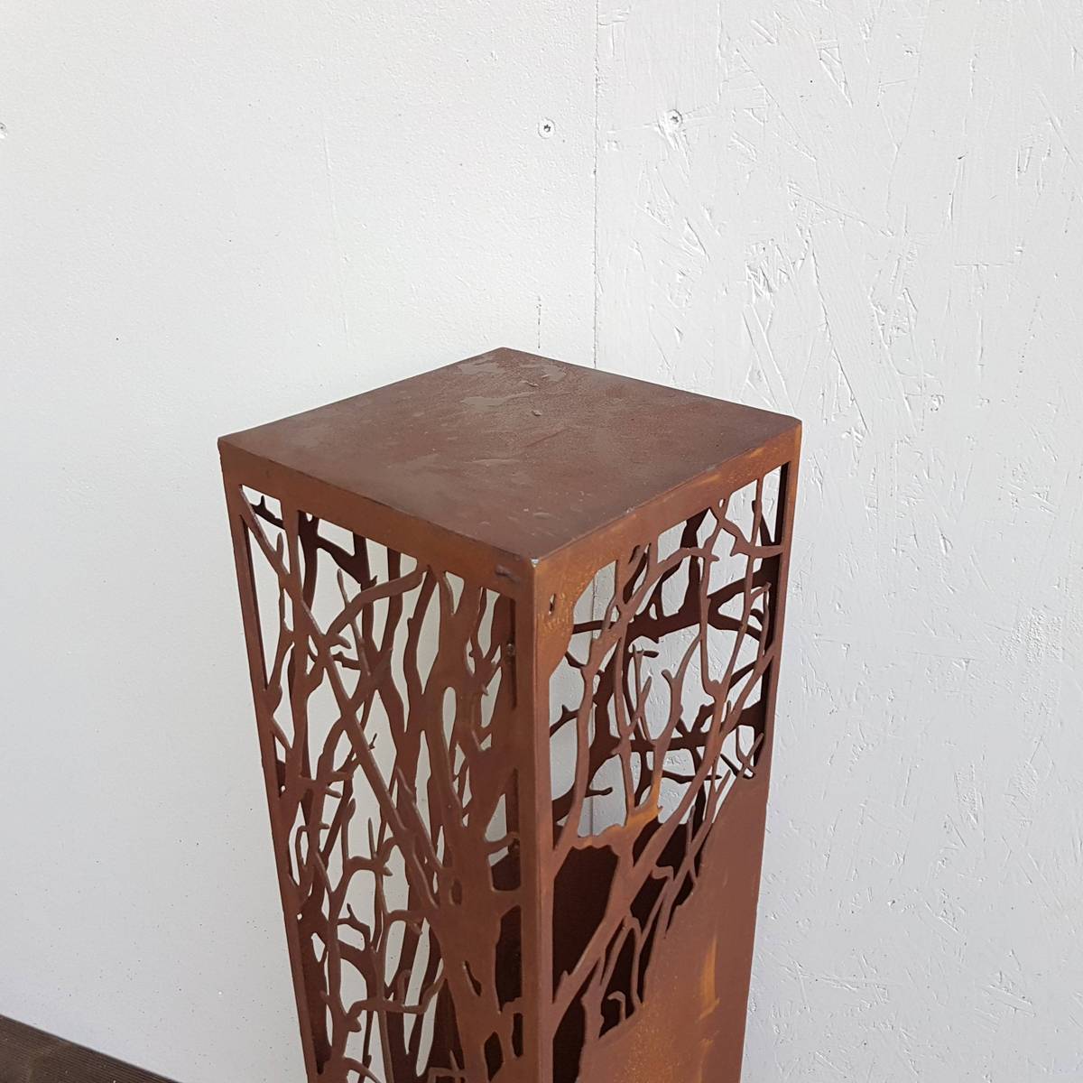 Colonne en fer rouillé, découpé finement, H. 145cm 