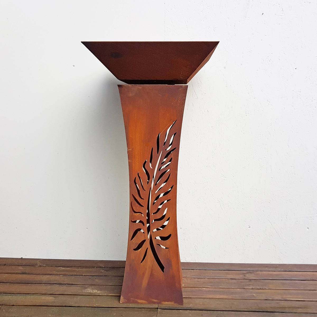 Colonne avec coupe en fer rouillé, H. 116cm