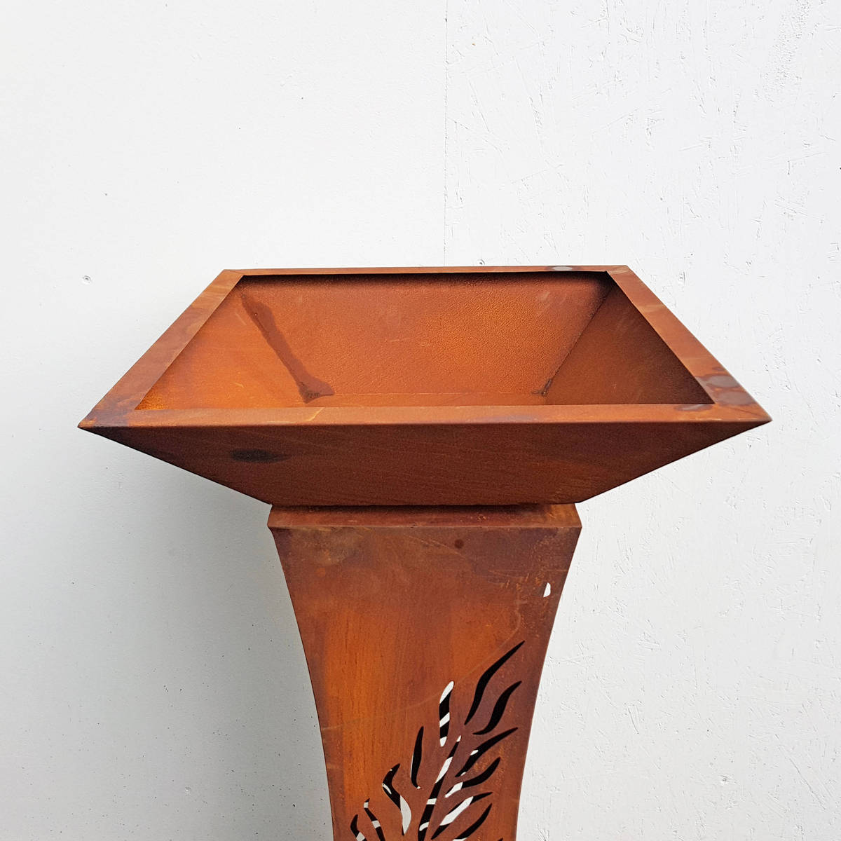 Colonne avec coupe en fer rouillé, H. 116cm