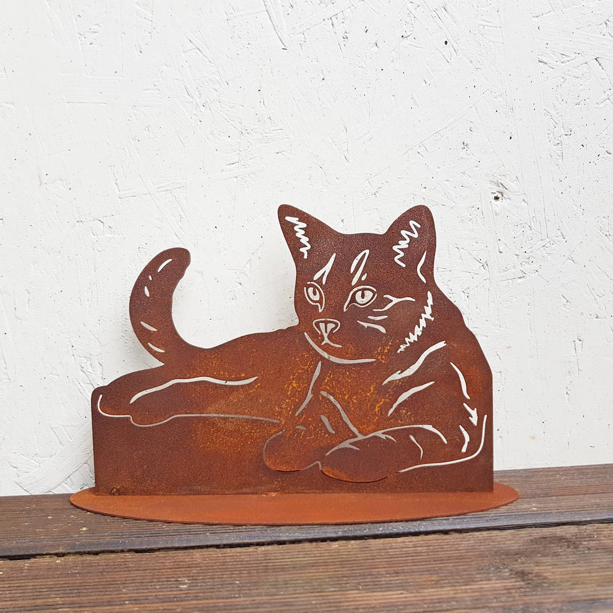 Katze liegend aus Rosteisen, auf Platte, L. 31cm