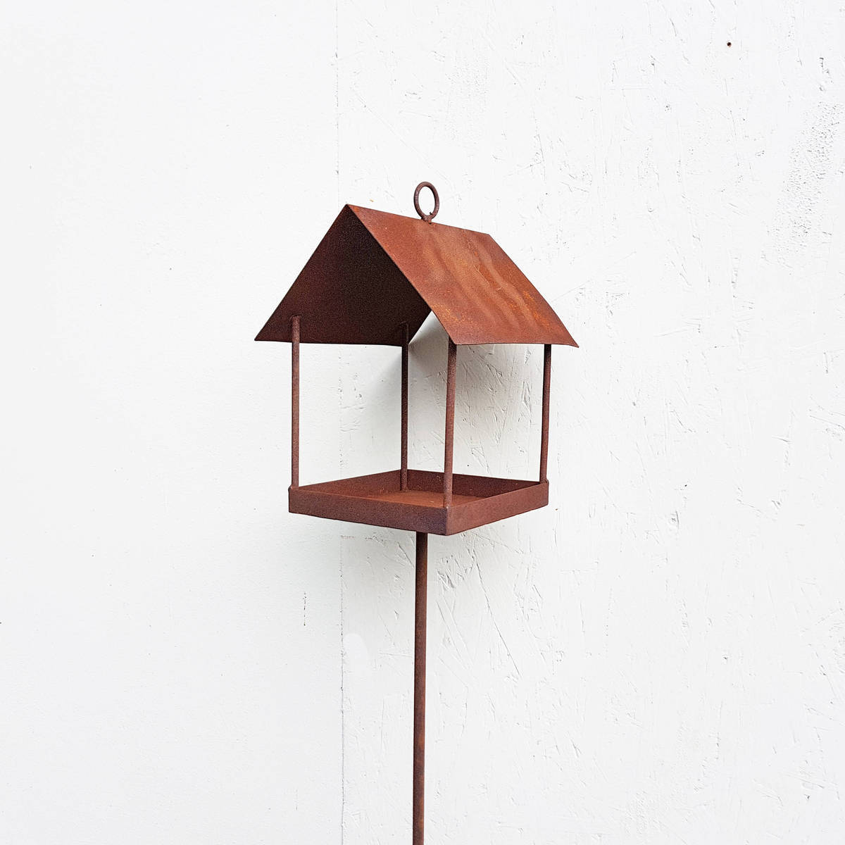 Vogelhaus auf Stab, aus Rosteisen, H. 120cm