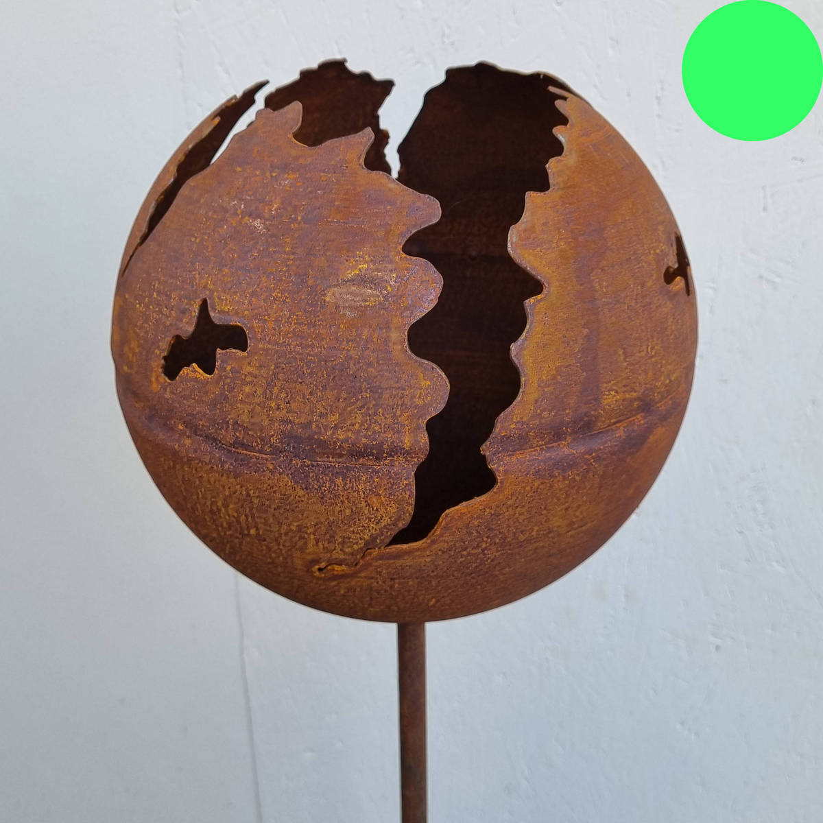 Boule sur pied en fer rouillé 