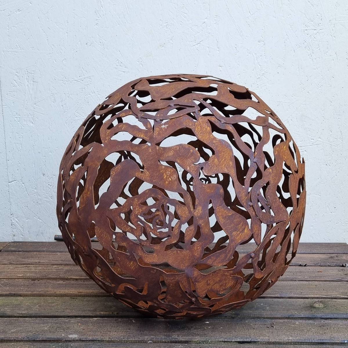 Boule en fer rouillé, finement découpée 