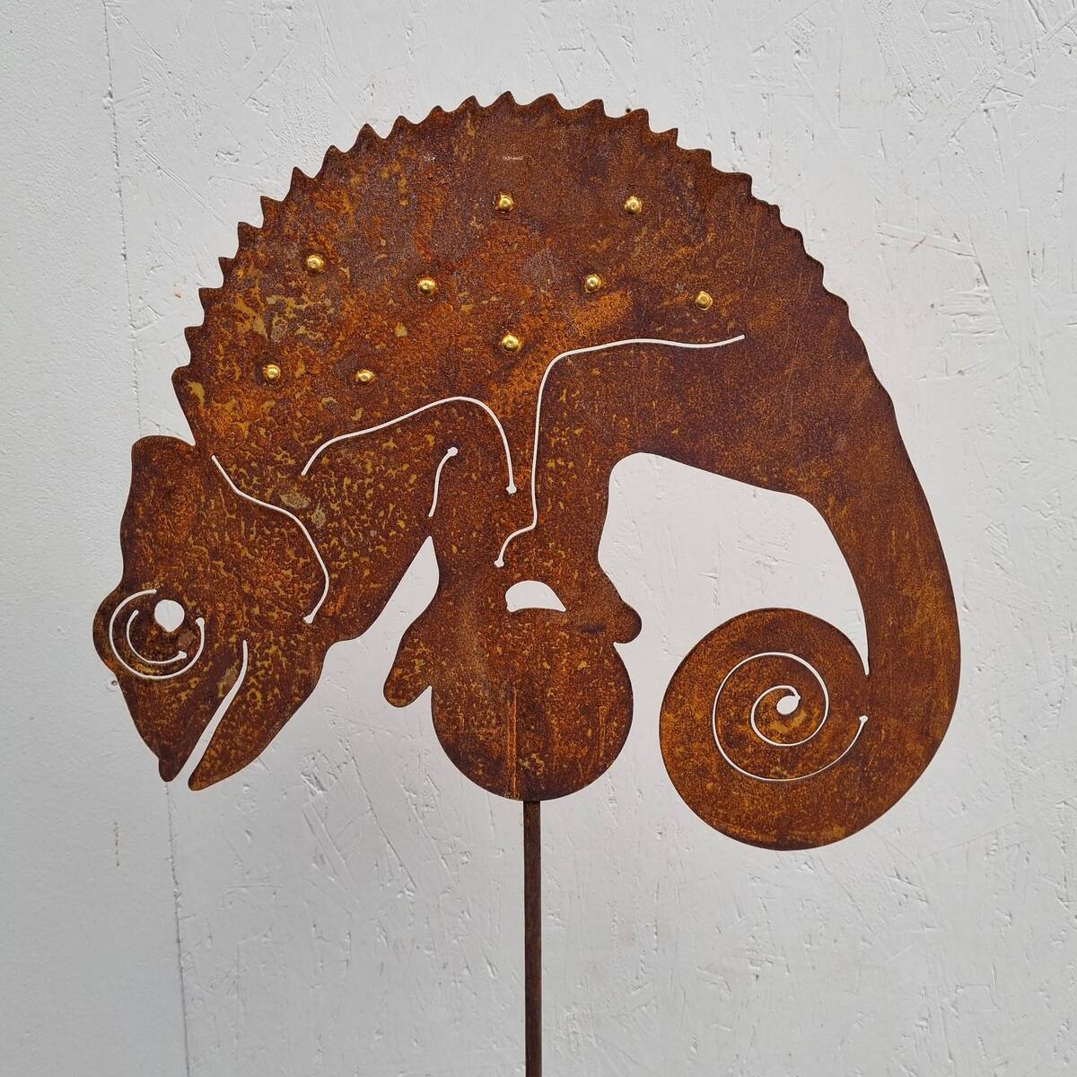 Caméléon en fer rouillé, sur tige, 148 cm 