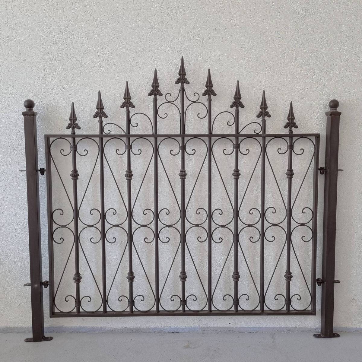 Barrière en métal massif, H. 123 cm 