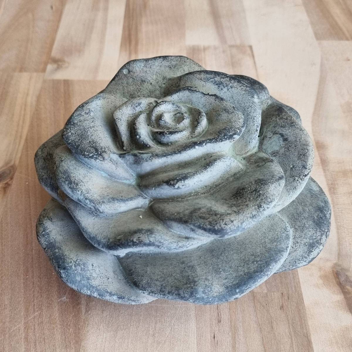 Rose en pierre agglomérée, 17 cm 