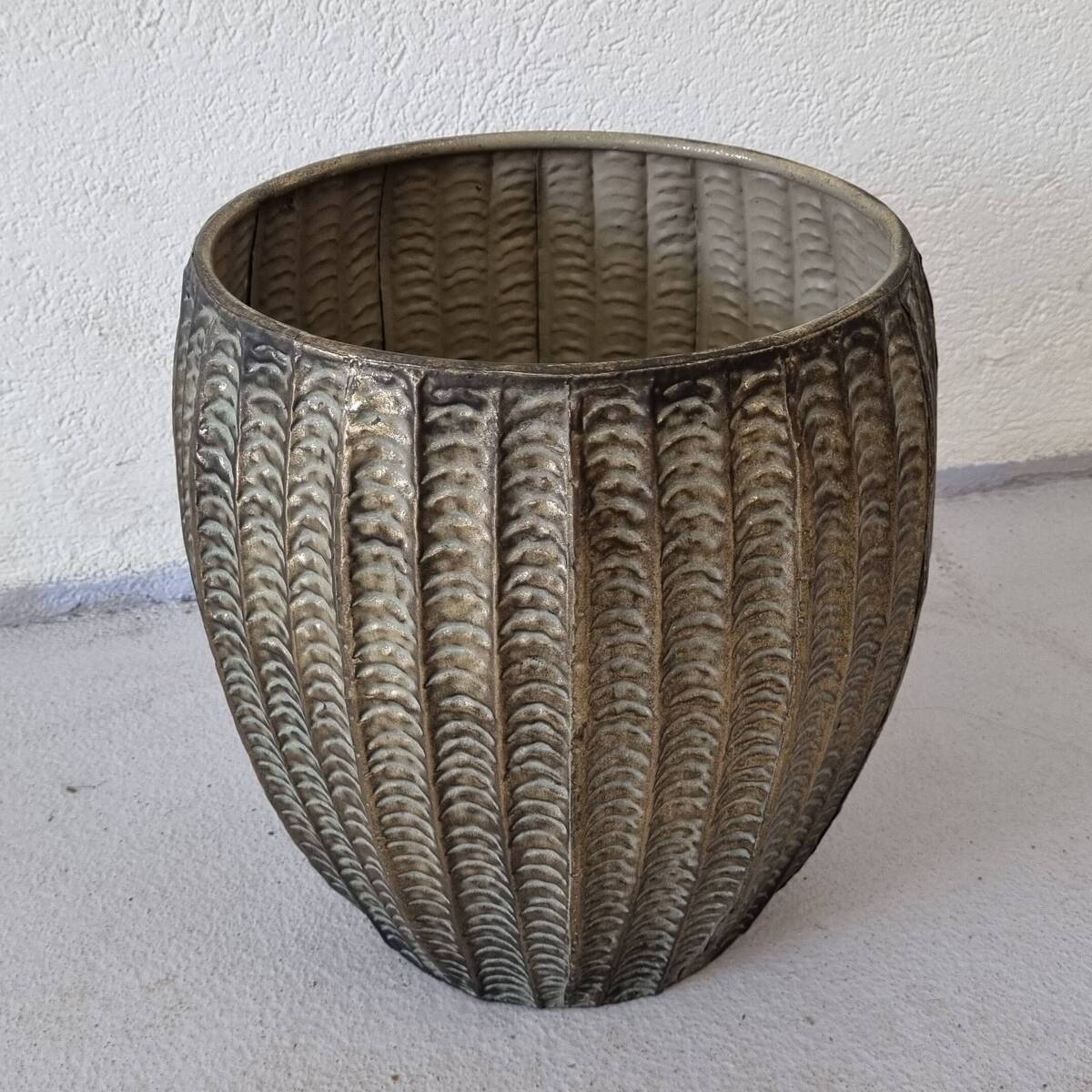 Cache-pot en métal, H. 31 cm 