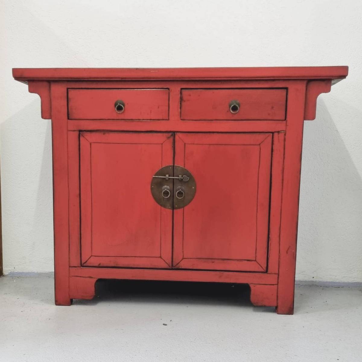Antike chinesische Kommode, rot alt gemacht 