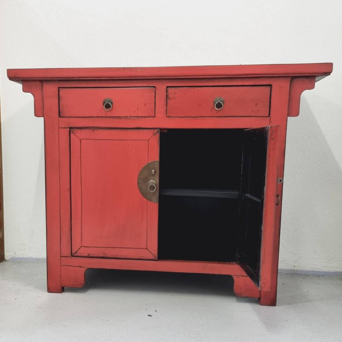 Antike chinesische Kommode, rot alt gemacht 