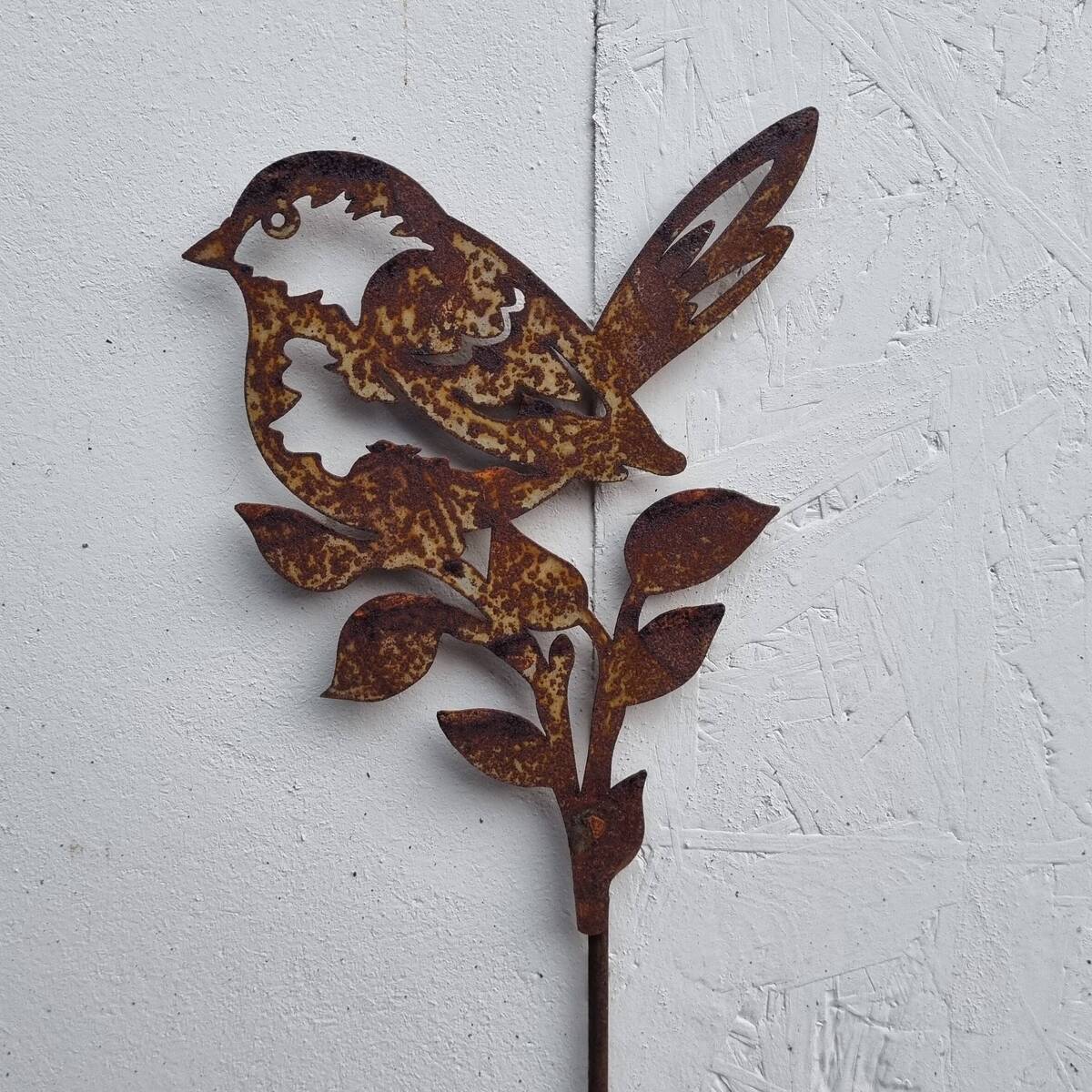 Vogel aus Rosteisen, auf Stab, 83 cm 