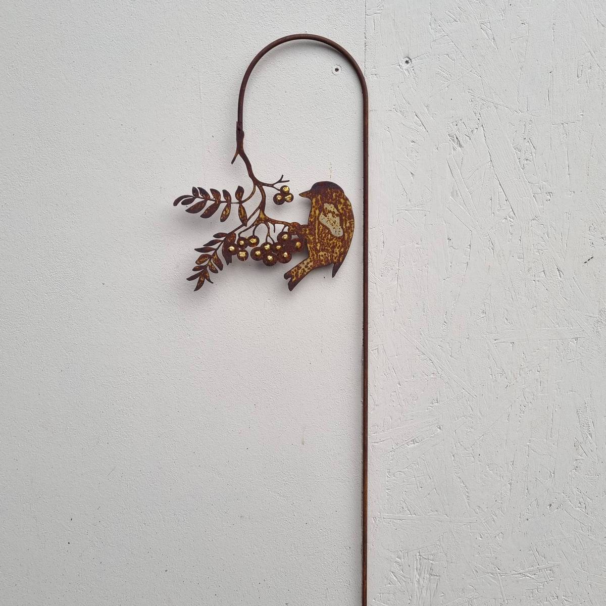 Vogel am Stab, auf Ast, aus Rosteisen, 121 cm 