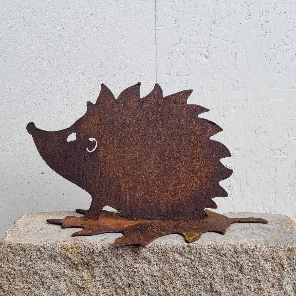 Igel aus Rosteisen, auf Ahornblatt, L. 31 cm 