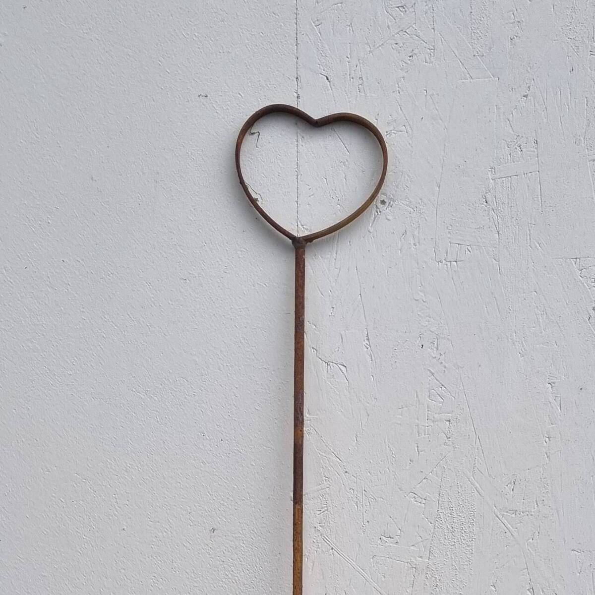 Coeur sur tige en fer rouillé, 190 cm 