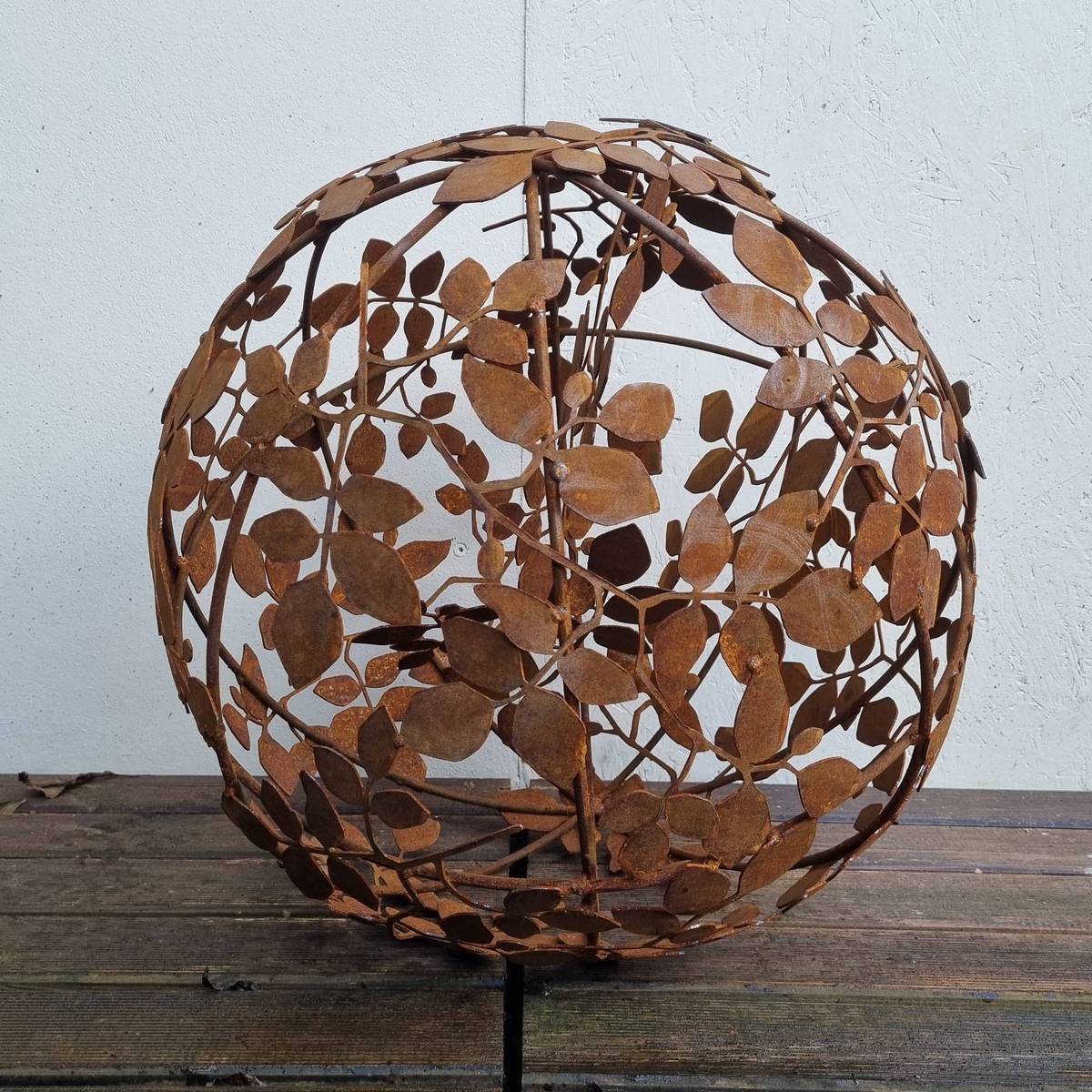 Kugel aus Rosteisen, Blätter, 50 cm 