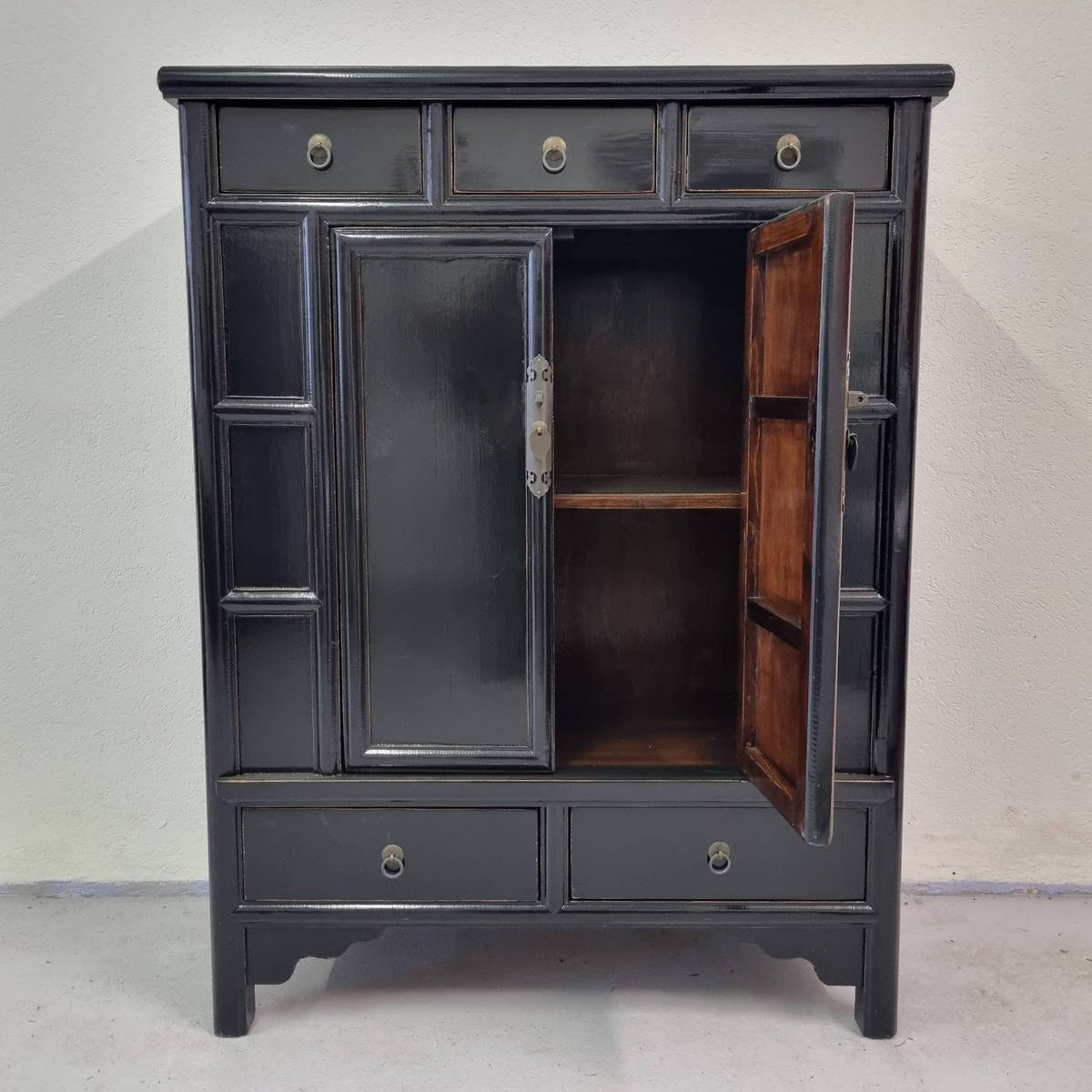 Armoire chinoise antique, noire vieilli