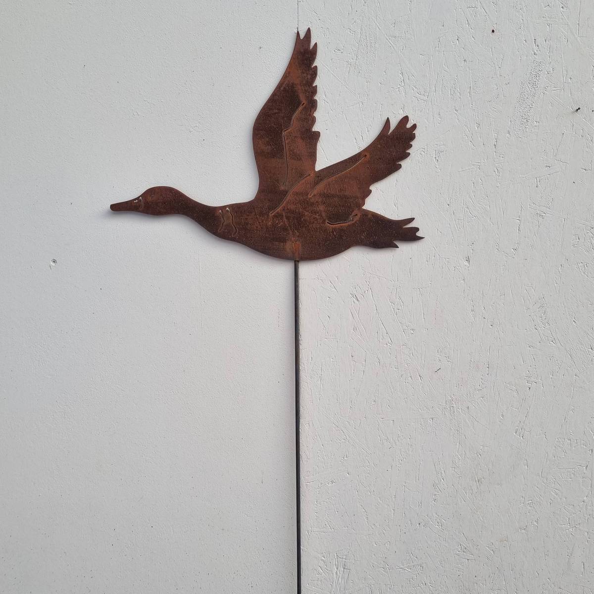 Canard en vol, en fer rouillé, sur tige, 160 cm 