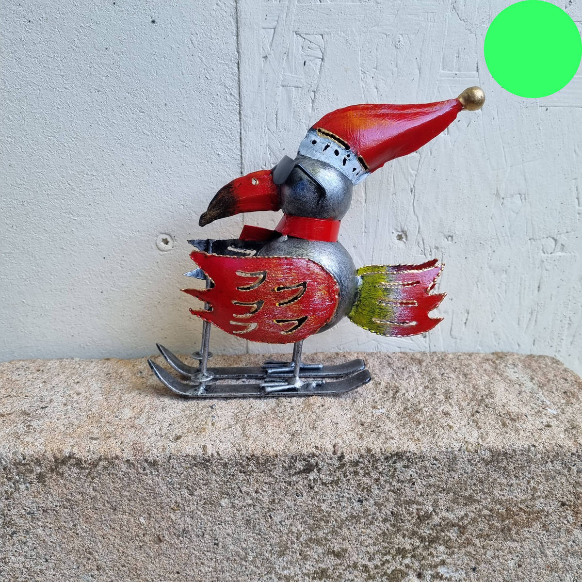 Corbeau skieur en métal peint, hauteur 16 cm 