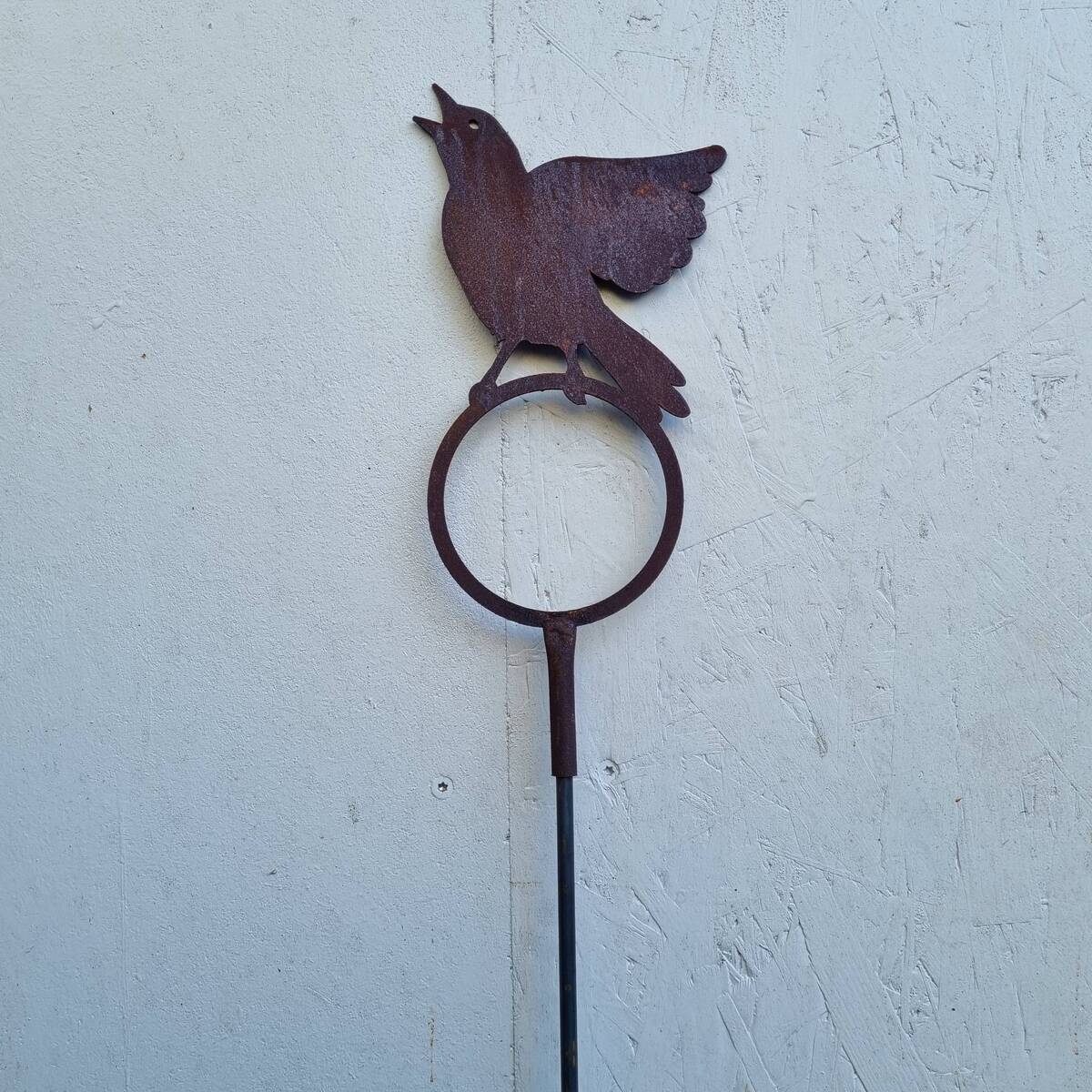 Vogel singend, aus Rosteisen, auf Stab, 150 cm 