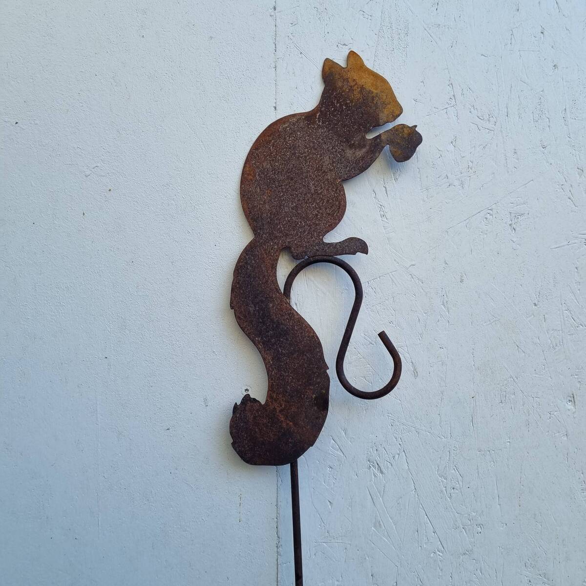 Eichhörnchen mit Nuss aus Rosteisen, 152 cm 