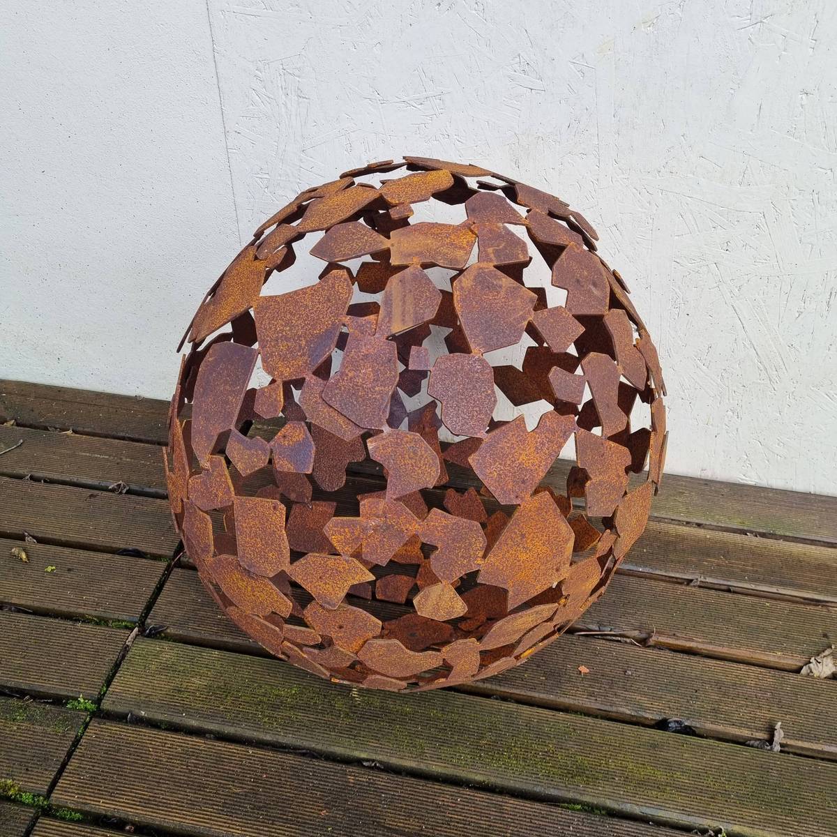 Boule en fer rouillé, tessons de verre, 40 cm 