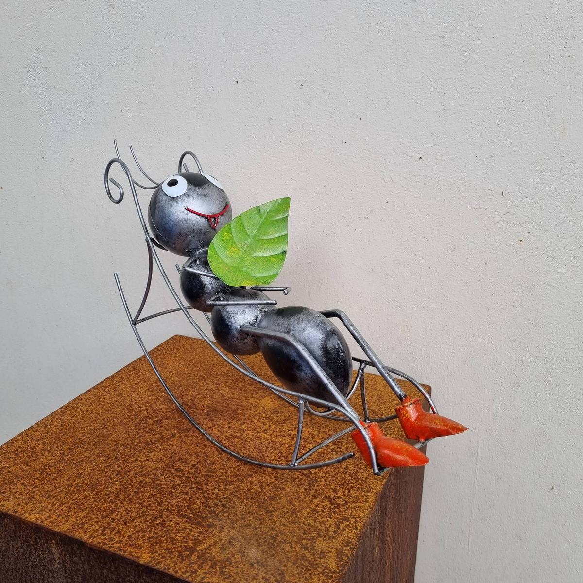Ameise auf Schaukelstuhl, Metall bemalt, 47 cm 