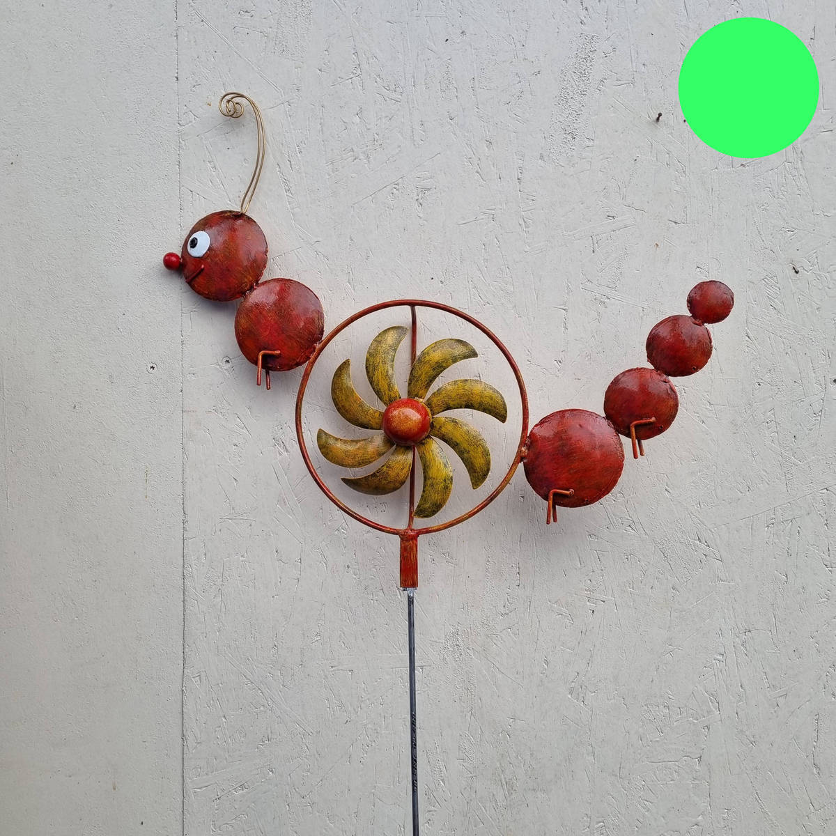 Chenille avec girouette en métal peint, 132 cm 